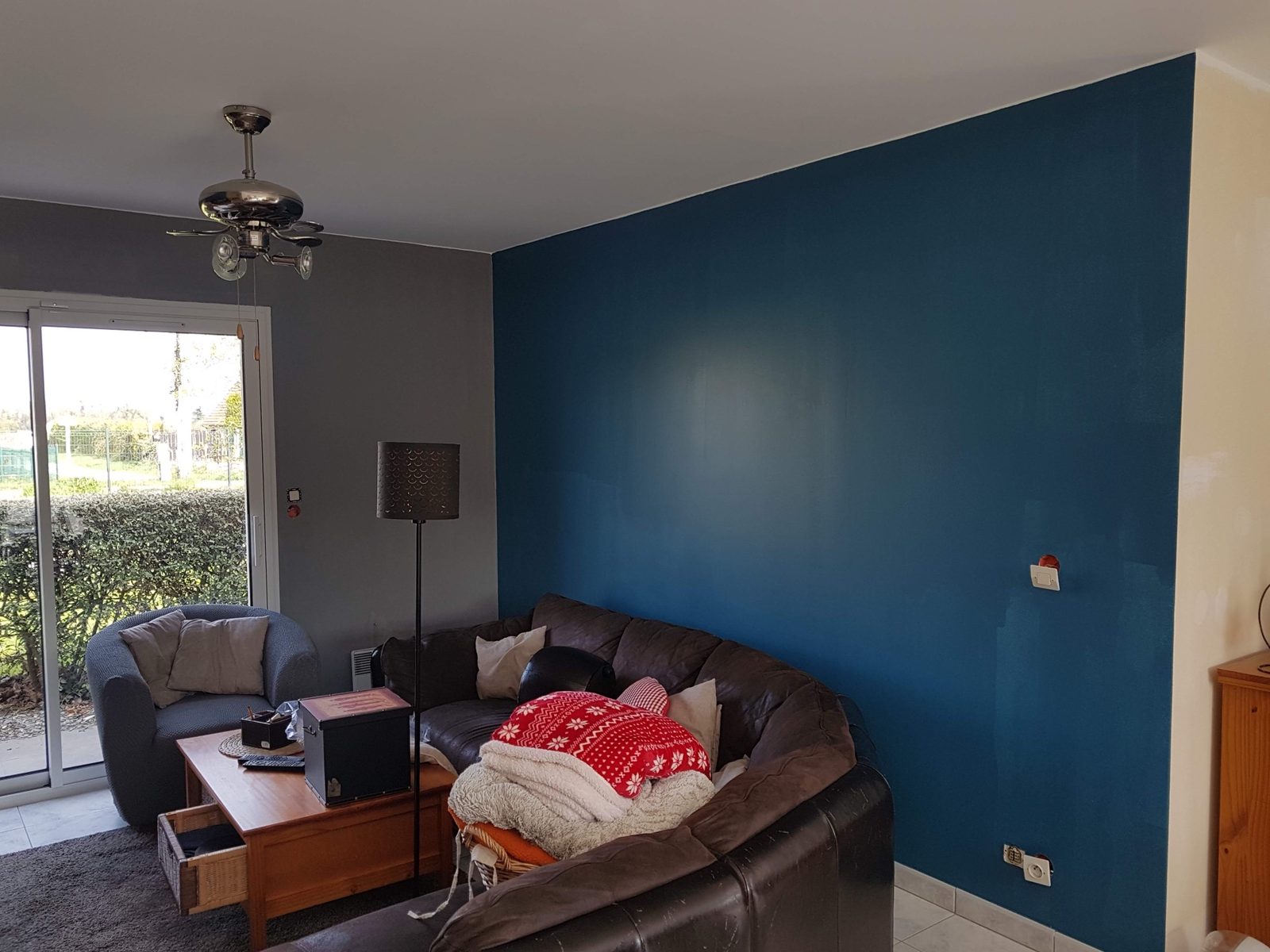 Salon : mur d'accent bleu canard