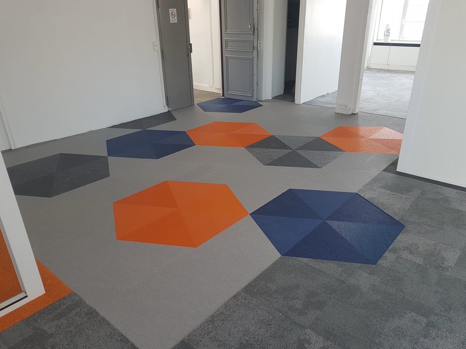 Moquette : hexagones orange et bleu