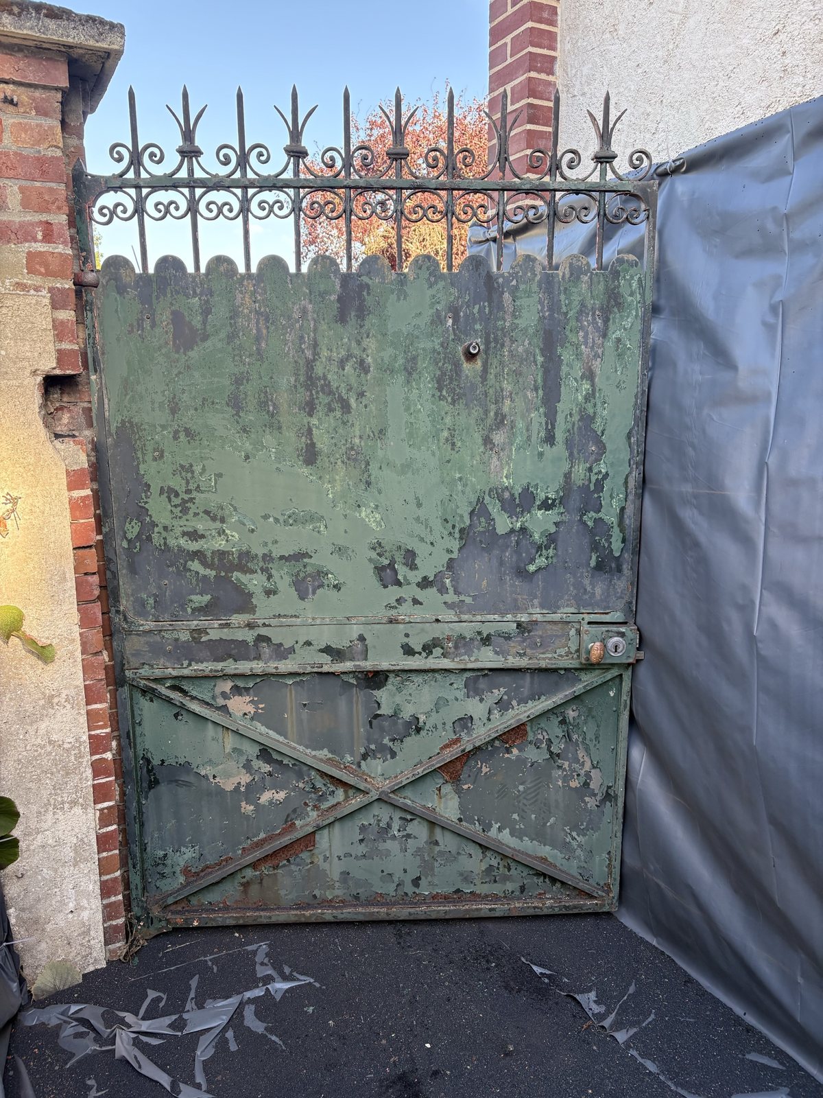 Portillon : de la peinture écaillée au vert foncé — avant