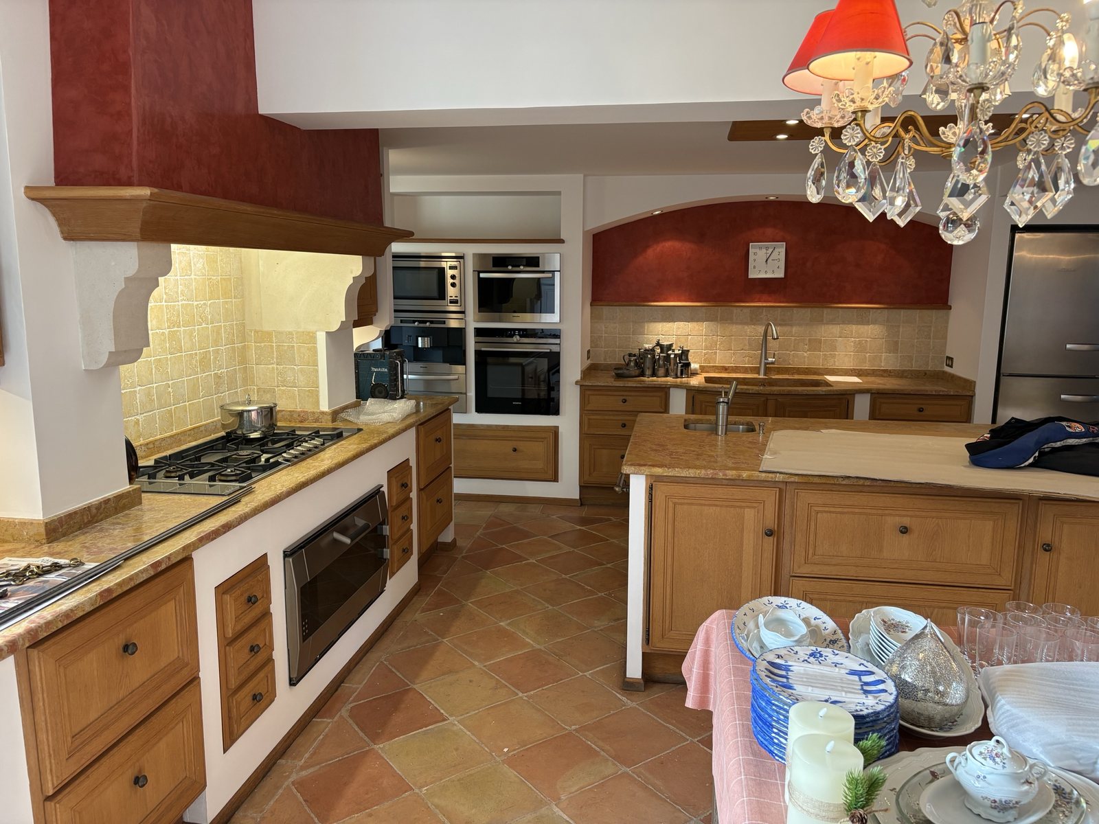 Cuisine : enduit décoratif rouge en hotte et en niche
