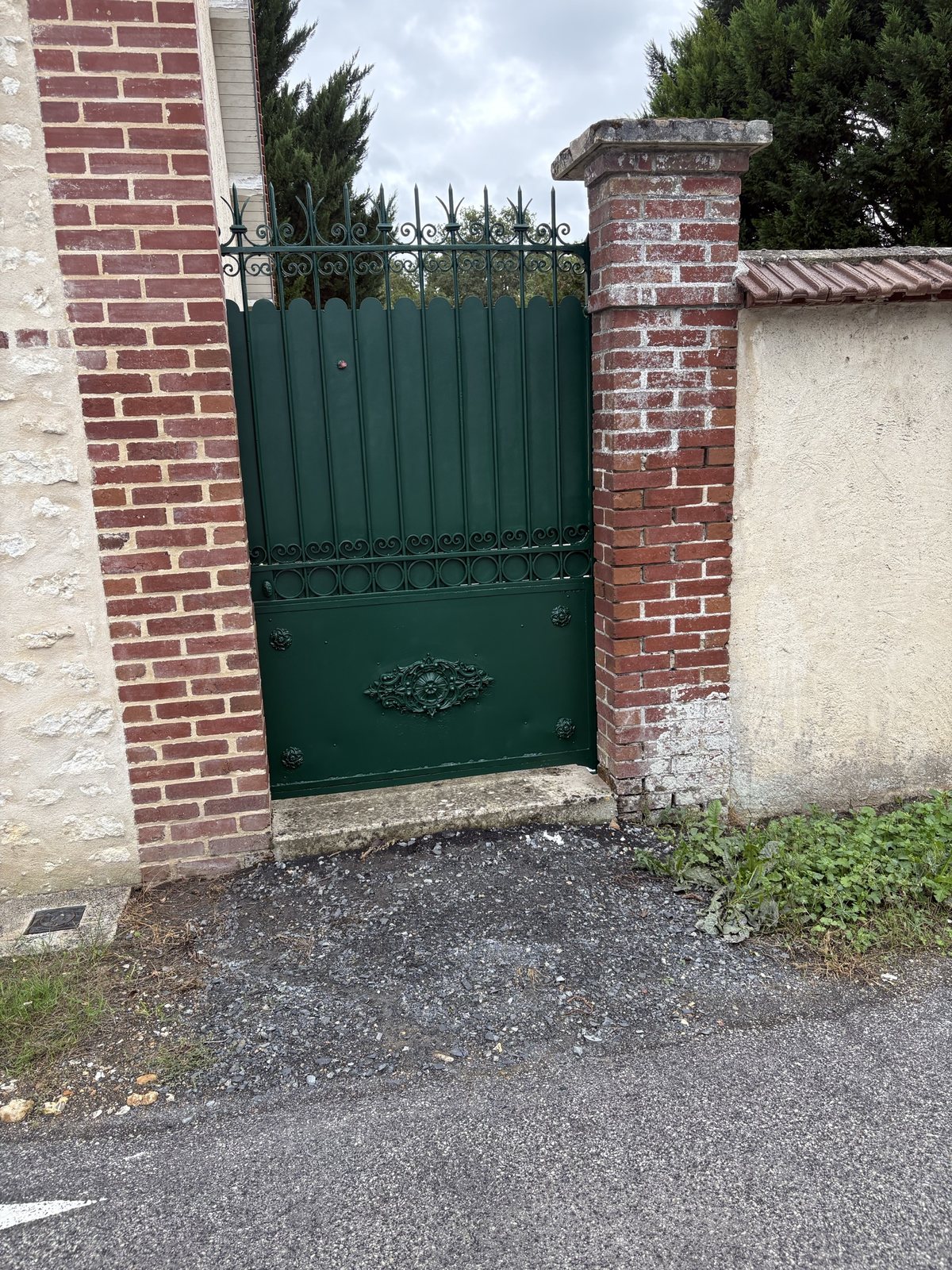 Portail en fer forgé : décapage et peinture vert foncé — après