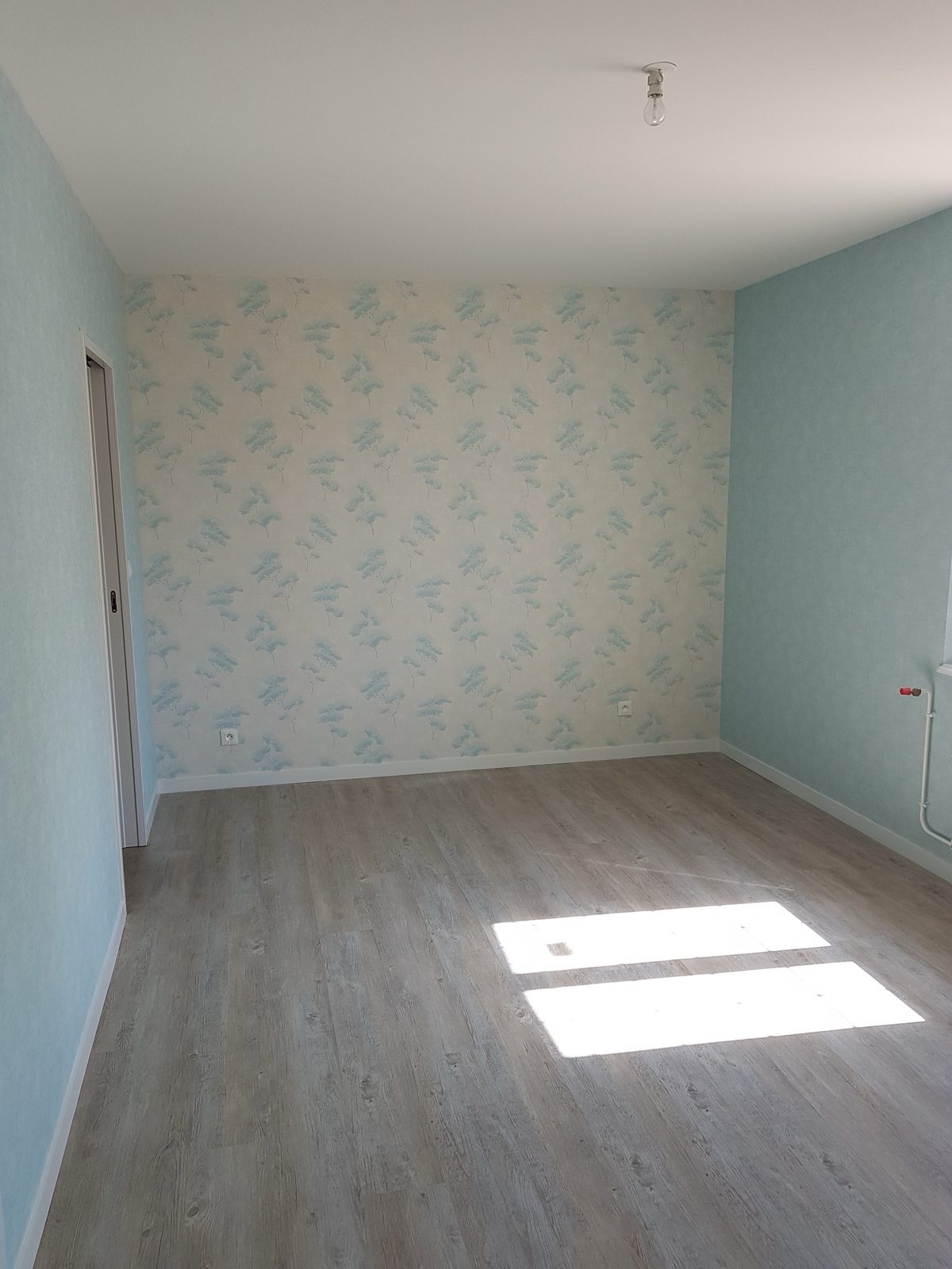 Chambre bleue et papier peint