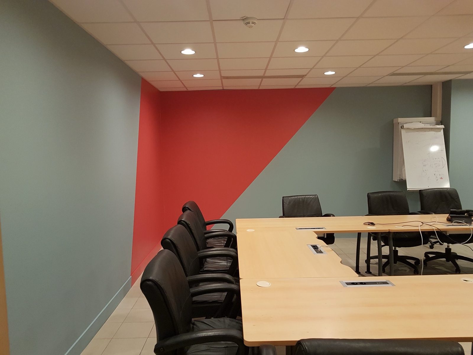 Salle de réunion : tracé graphique rouge et gris