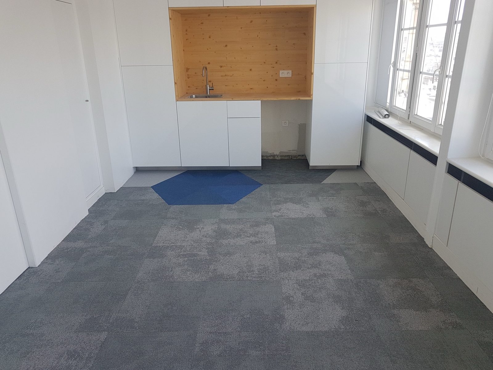Kitchenette : dalles et hexagone bleu