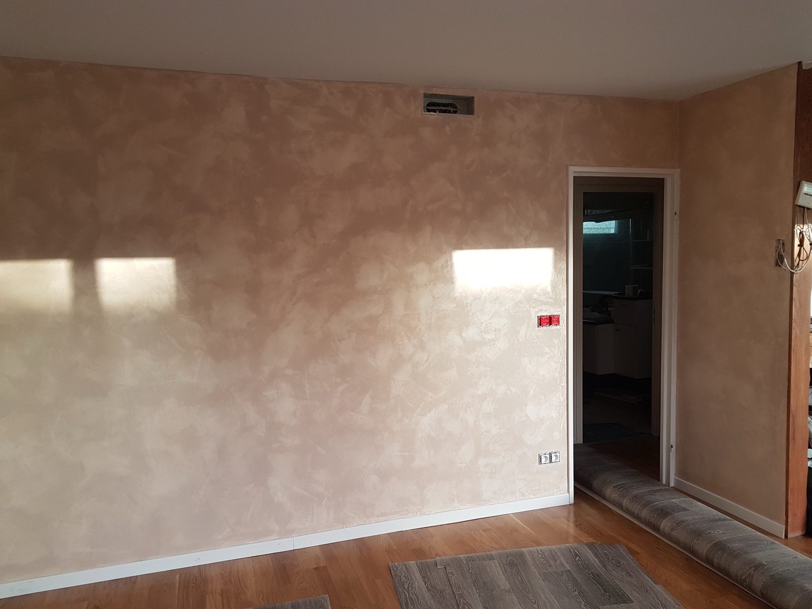 Enduit décoratif beige nuancé
